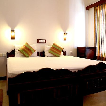 Dephani Beach Hotel Negombo Esterno foto